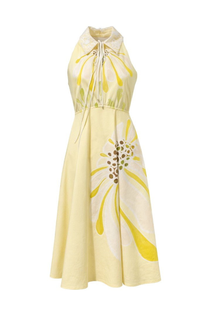 Kleid von Dorothee Schumacher Floral Power Dress in gelb mit Blumenprint und Spitzenkragen. Das Kleid hat keine Ärmel und ist mittellang mit ausgestelltem Rock und Taschen. 