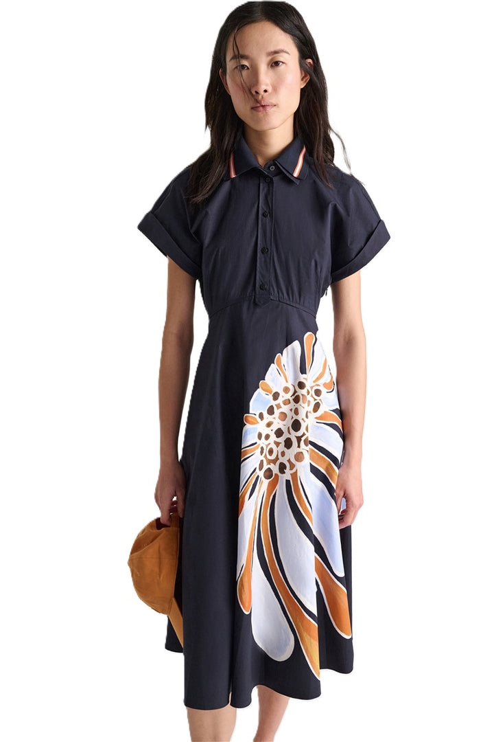 Kleid Dorothee Schumacher Floral Power dress mit Kragen und Blumendruck in navy. Das Kleid ist mittellang und der Kragen ist zweifarbig. Das Kleid hat Taschen.
