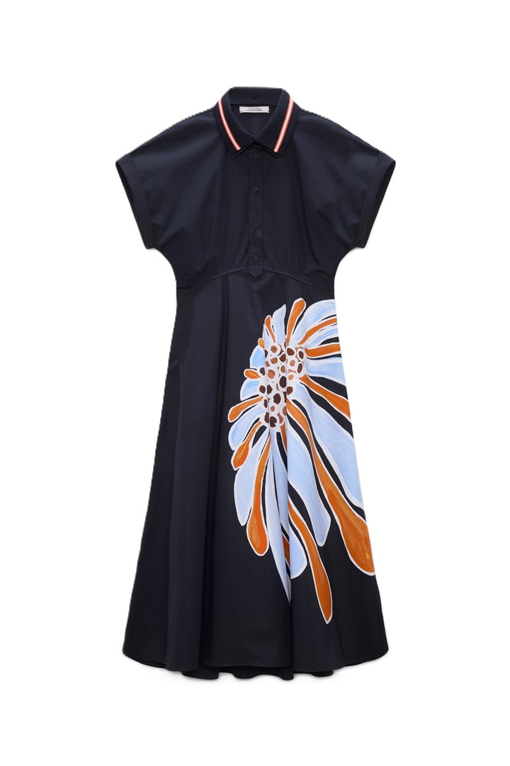 Kleid Dorothee Schumacher Floral Power dress mit Kragen und Blumendruck in navy. Das Kleid ist mittellang und der Kragen ist zweifarbig. Das Kleid hat Taschen.