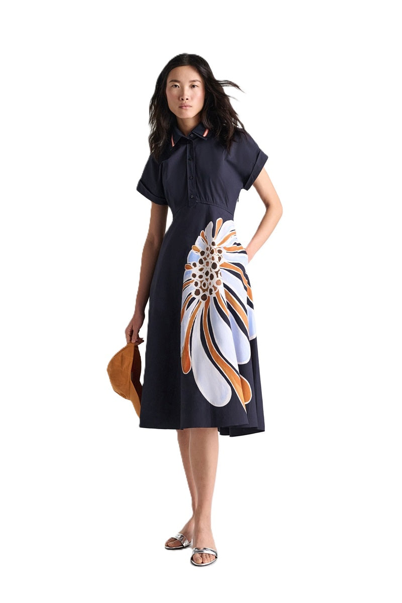 Kleid Dorothee Schumacher Floral Power dress mit Kragen und Blumendruck in navy. Das Kleid ist mittellang und der Kragen ist zweifarbig. Das Kleid hat Taschen.
