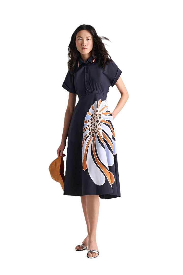 Kleid Dorothee Schumacher Floral Power dress mit Kragen und Blumendruck in navy. Das Kleid ist mittellang und der Kragen ist zweifarbig. Das Kleid hat Taschen.