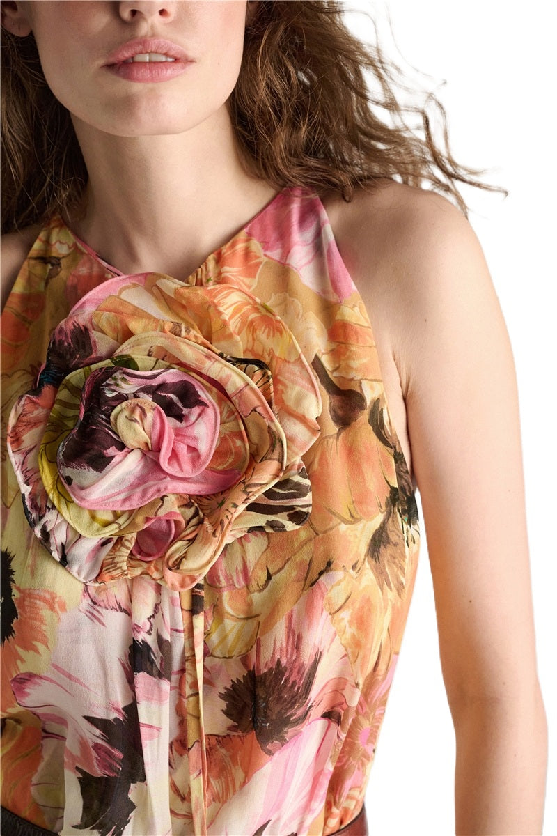 Kleid Dorothee Schumacher FLORAL DREAM in boho flower print. Das Midikleid mit Signature Print ist aus Viskose-Georgette gefertigt kommt mit einer formbaren XL-Brosche. Das Kleid hat ausgeschnittene Schultern und fällt in einer weichen A-Linien-Form. Die Brosche ist abnehmbar. Der Saum fällt volantsartig. Das Kleid ist lang und fließend geschnitten. 