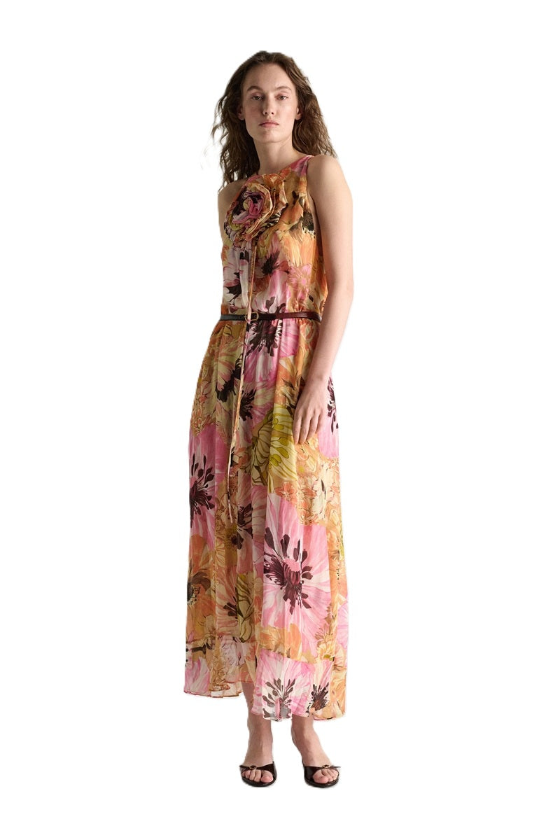 Kleid Dorothee Schumacher FLORAL DREAM in boho flower print. Das Midikleid mit Signature Print ist aus Viskose-Georgette gefertigt kommt mit einer formbaren XL-Brosche. Das Kleid hat ausgeschnittene Schultern und fällt in einer weichen A-Linien-Form. Die Brosche ist abnehmbar. Der Saum fällt volantsartig. Das Kleid ist lang und fließend geschnitten. 