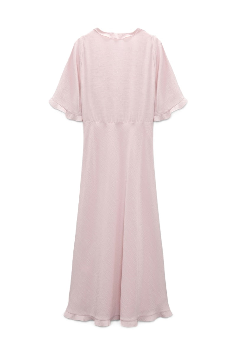 Kleid Dorothee Schumacher SOFT VIBES Dress. Schönes Sommerkleid in rosa mit V-Ausschnitt und Ärmeln. Das Kleid hat zarte Rüschenvolants am Ausschnitt und an den Ärmeln, dies verleiht ihm ein besonders feminine Note. Das Kleid ist mittellang und leicht ausgestellt geschnitten. In der Taille befindet sich eine Naht