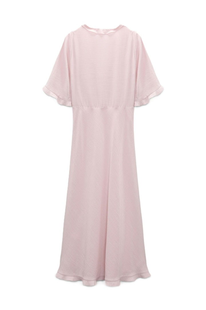 Kleid Dorothee Schumacher SOFT VIBES Dress. Schönes Sommerkleid in rosa mit V-Ausschnitt und Ärmeln. Das Kleid hat zarte Rüschenvolants am Ausschnitt und an den Ärmeln, dies verleiht ihm ein besonders feminine Note. Das Kleid ist mittellang und leicht ausgestellt geschnitten. In der Taille befindet sich eine Naht