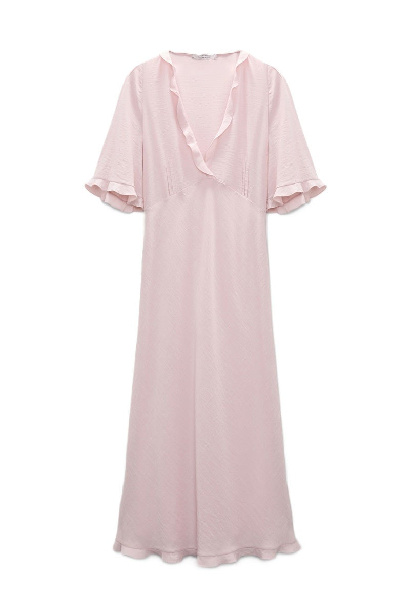 Kleid Dorothee Schumacher SOFT VIBES Dress. Schönes Sommerkleid in rosa mit V-Ausschnitt und Ärmeln. Das Kleid hat zarte Rüschenvolants am Ausschnitt und an den Ärmeln, dies verleiht ihm ein besonders feminine Note. Das Kleid ist mittellang und leicht ausgestellt geschnitten. In der Taille befindet sich eine Naht