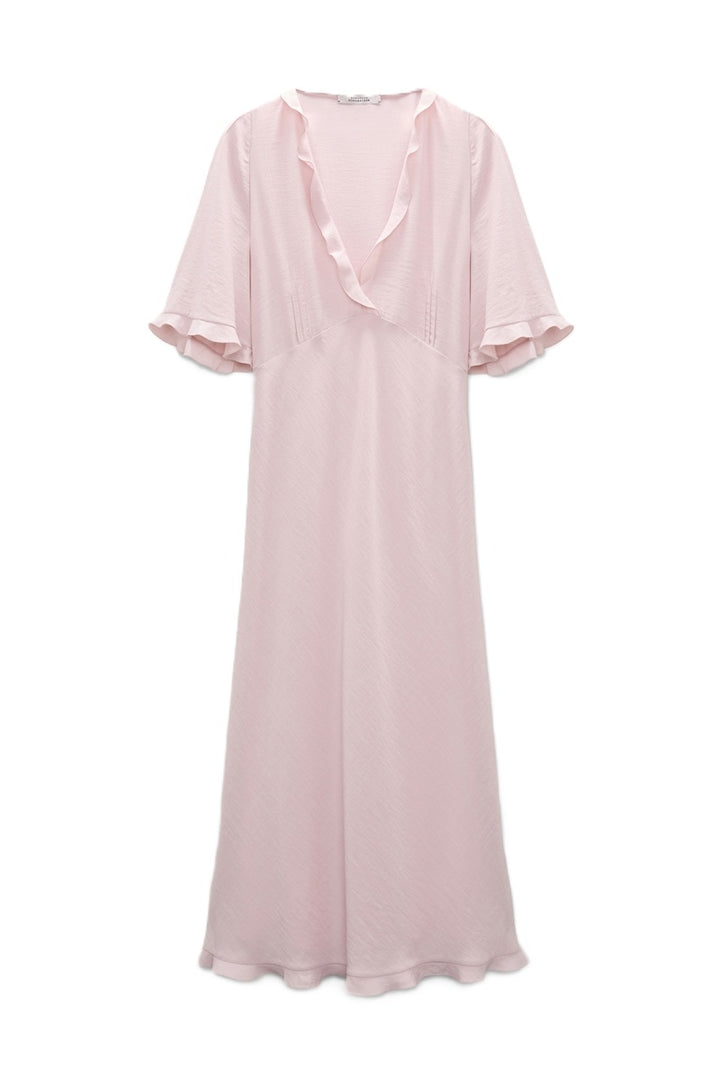 Kleid Dorothee Schumacher SOFT VIBES Dress. Schönes Sommerkleid in rosa mit V-Ausschnitt und Ärmeln. Das Kleid hat zarte Rüschenvolants am Ausschnitt und an den Ärmeln, dies verleiht ihm ein besonders feminine Note. Das Kleid ist mittellang und leicht ausgestellt geschnitten. In der Taille befindet sich eine Naht