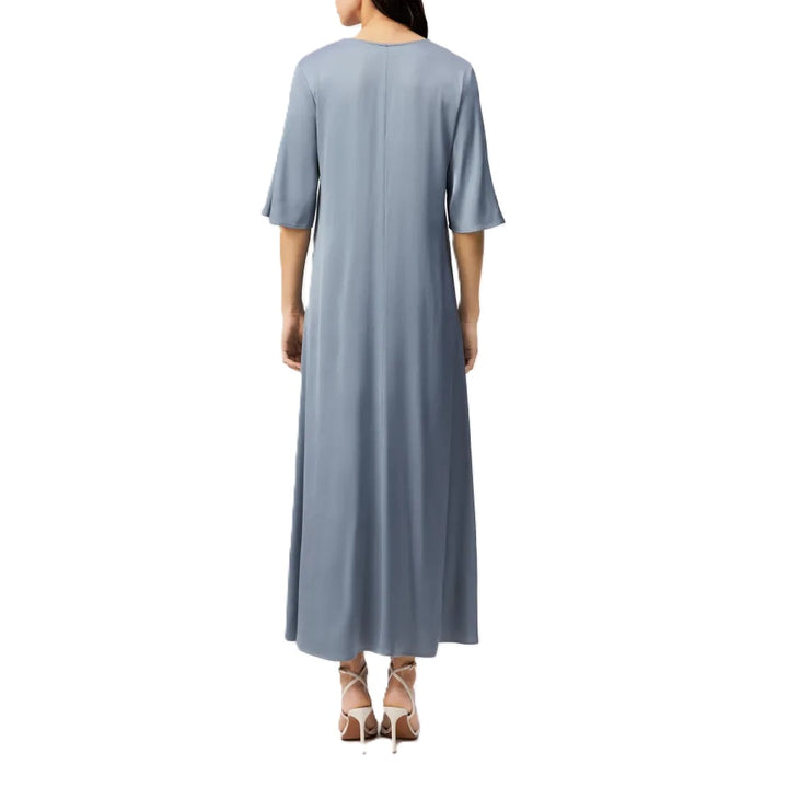 Kleid Drykorn TIVONA 10 in blau. TIVONA ist ein kurzärmeliges Maxi-Kleid im Classic Fit mit V-Ausschnitt. Das Kleid präsentiert sich in einem weich fließenden Satin aus Acetat und Elasthan, der einen leichten Glanz aufweist und sich sanft an die Haut schmiegt.