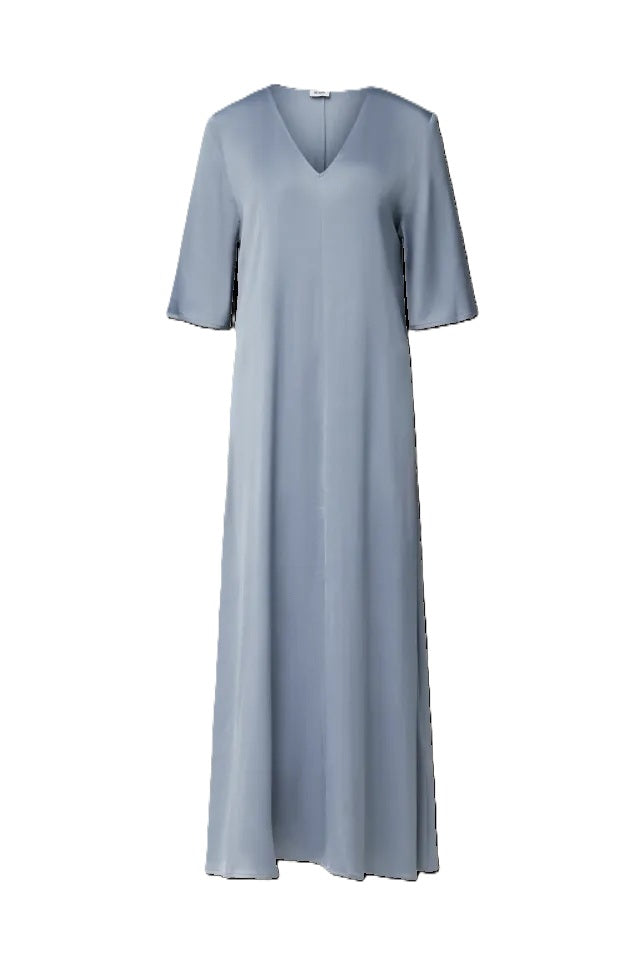 Kleid Drykorn TIVONA 10 in blau. TIVONA ist ein kurzärmeliges Maxi-Kleid im Classic Fit mit V-Ausschnitt. Das Kleid präsentiert sich in einem weich fließenden Satin aus Acetat und Elasthan, der einen leichten Glanz aufweist und sich sanft an die Haut schmiegt.