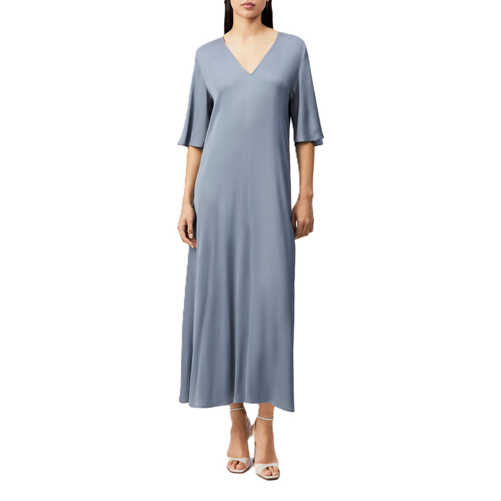 Kleid Drykorn TIVONA 10 in blau. TIVONA ist ein kurzärmeliges Maxi-Kleid im Classic Fit mit V-Ausschnitt. Das Kleid präsentiert sich in einem weich fließenden Satin aus Acetat und Elasthan, der einen leichten Glanz aufweist und sich sanft an die Haut schmiegt.