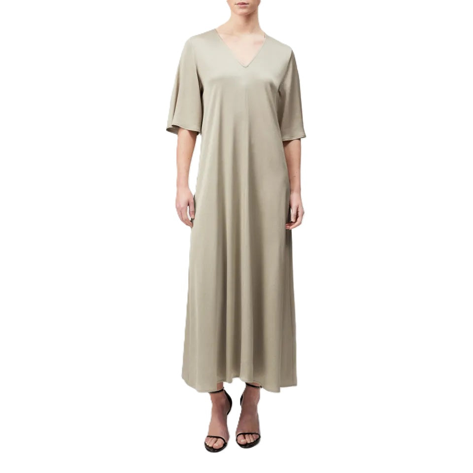 Kleid Drykorn TIVONA 10 in beige gold und lang mit V Ausschnitt und halbarm aus Satin und oversized 