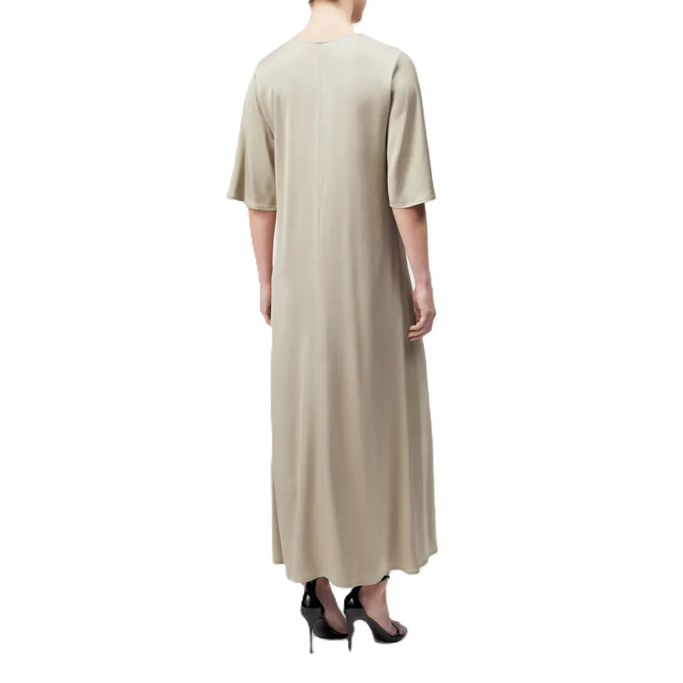Kleid Drykorn TIVONA 10 in gold. TIVONA ist ein kurzärmeliges Maxi-Kleid im Classic Fit mit V-Ausschnitt. Das Kleid präsentiert sich in einem weich fließenden Satin aus Acetat und Elasthan, der einen leichten Glanz aufweist und sich sanft an die Haut schmiegt.