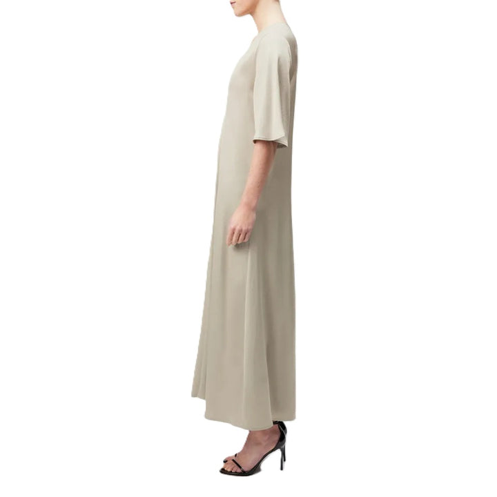 Kleid Drykorn TIVONA 10 in gold. TIVONA ist ein kurzärmeliges Maxi-Kleid im Classic Fit mit V-Ausschnitt. Das Kleid präsentiert sich in einem weich fließenden Satin aus Acetat und Elasthan, der einen leichten Glanz aufweist und sich sanft an die Haut schmiegt.
