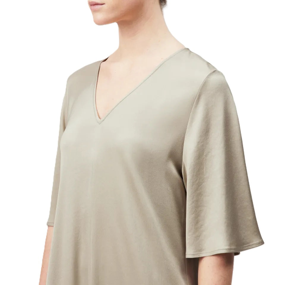 Kleid Drykorn TIVONA 10 in gold. TIVONA ist ein kurzärmeliges Maxi-Kleid im Classic Fit mit V-Ausschnitt. Das Kleid präsentiert sich in einem weich fließenden Satin aus Acetat und Elasthan, der einen leichten Glanz aufweist und sich sanft an die Haut schmiegt.