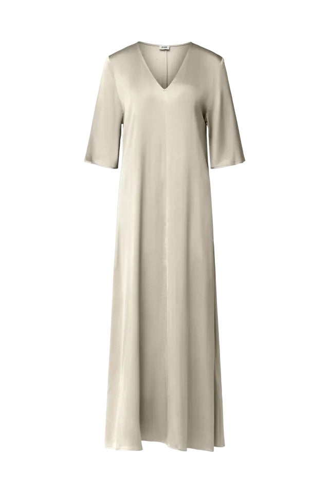 Kleid Drykorn TIVONA 10 in gold. TIVONA ist ein kurzärmeliges Maxi-Kleid im Classic Fit mit V-Ausschnitt. Das Kleid präsentiert sich in einem weich fließenden Satin aus Acetat und Elasthan, der einen leichten Glanz aufweist und sich sanft an die Haut schmiegt.