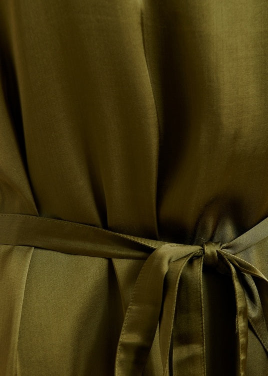 Kleid Essentiel Antwerp JALIYAH ASYMMETRIC DRESS in kaki. Das ist ein lässiges aber schickes Midikleid. Es ist locker geschnitten und verfügt über einen schmeichelhaften geraden Schnitt, tief angesetzte Schultern und eine asymmetrische Rüsche auf der linken Seite für einen Hauch femininen Flair. Der Gürtel aus dem gleichen Stoff betont die Taille, während ein verdeckter Reißverschluss und ein Seitenschlitz für Komfort und Bequemlichkeit sorgen. 