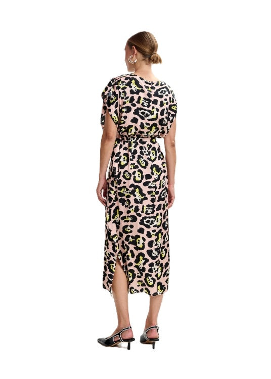 Kleid von Essentiel Antwerp JALIYAH ASYMMETRIC DRESS in Leoprint. Der Print ist beige und schwarz. Der Schnitt ist asymmetrisch mit Gürtel. 