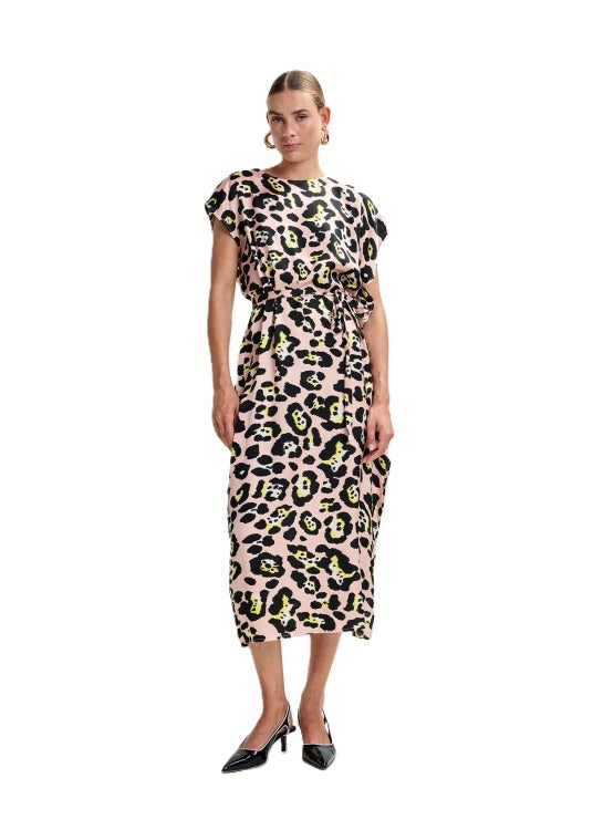 Kleid von Essentiel Antwerp JALIYAH ASYMMETRIC DRESS in Leoprint. Der Print ist beige und schwarz. Der Schnitt ist asymmetrisch mit Gürtel. 
