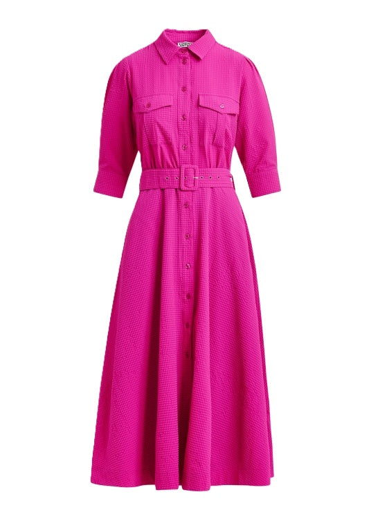 Kleid Essentiel Antwerp JIZO SHIRT DRESS. Das Hembblusenkleid hat einen Kragen und einen Gürtel. Das Kleid ist Taillenbetont und ausgestellt in pink.