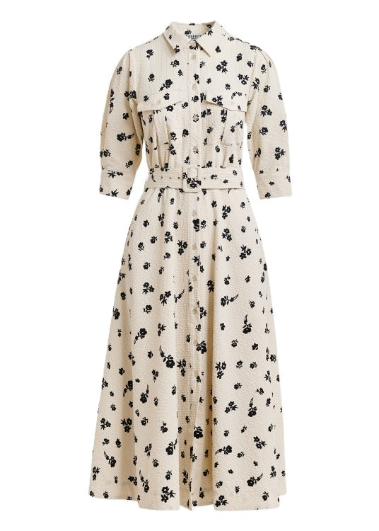 Kleid Essentiel Antwerp JIZO SHIRT DRESS. Das Hembblusenkleid hat einen Kragen und einen Gürtel. Das Kleid ist Taillenbetont und ausgestellt mit Blumenmuster. 