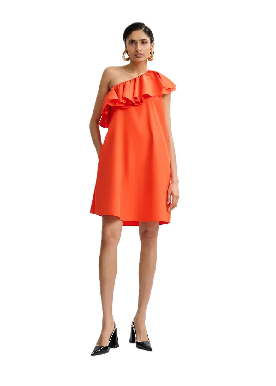 Kleid von Essentiel Antwerp JUICER ASYMMETRIC RUFFLE DRESS in fire glow. Das Kleid ist orange und hat einen one shoulder fit und Rüschen. Es ist leicht ausgestellt und hat Taschen.