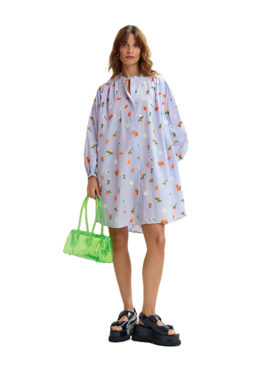 Kleid Essentiel Antwerp JALEN EMBROIDERED MIDI DRESS. Weites Kleid mit kleinen Paillettenblümchen. Das Kleid hat einen Gürtel und einen Stehkragen und eine Knopfleiste. 