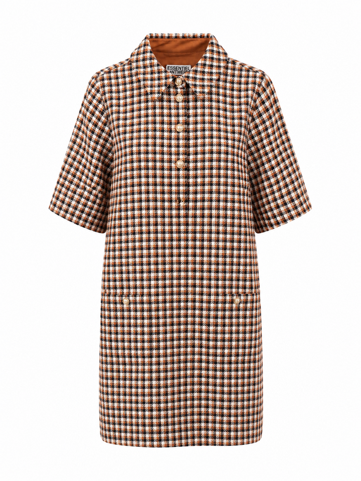 Ein kariertes Minikleid von der Marke  ESSENTIEL Antwerp. Es hat kurze Ärmel und Goldene Knopfverzierungen. Außerdem hat es zwei aufgesetzte Taschen auf Hüfthöhe und einen Polokragen. Es ist in braun beige und schwarztönen kariert und hat einen geraden Schnitt.
