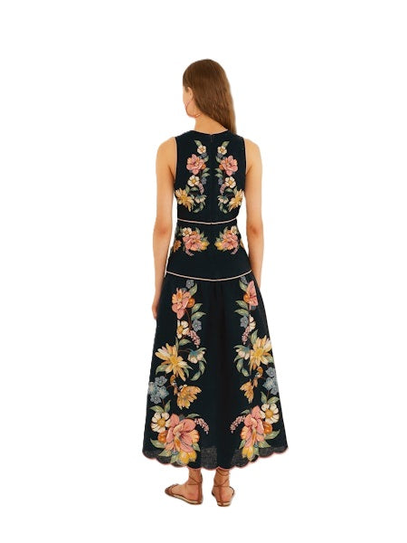 Kleid Farm Rio MAIRA FLORAL DARK BLUE MIDI DRESS. Langes Kleid aus Baumwolle mit Blumenprint in blau und rosa. Das Kleid hat lange Ärmel aund einen tiefen V-Ausschnitt. Der Saum ist wellig abegerundet. 