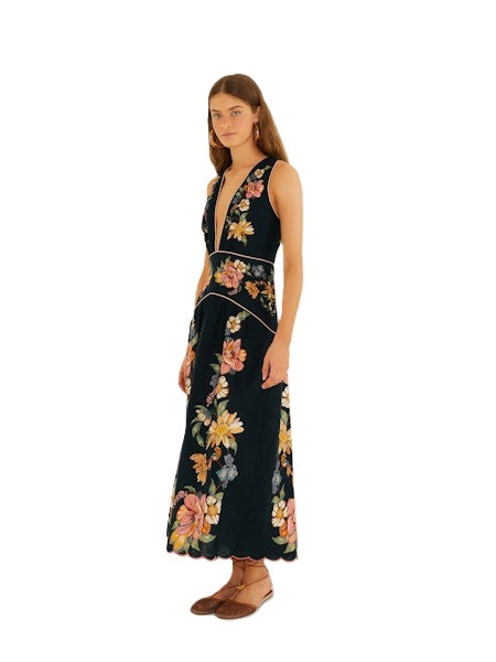 Kleid Farm Rio MAIRA FLORAL DARK BLUE MIDI DRESS. Langes Kleid aus Baumwolle mit Blumenprint in blau und rosa. Das Kleid hat lange Ärmel aund einen tiefen V-Ausschnitt. Der Saum ist wellig abegerundet. 