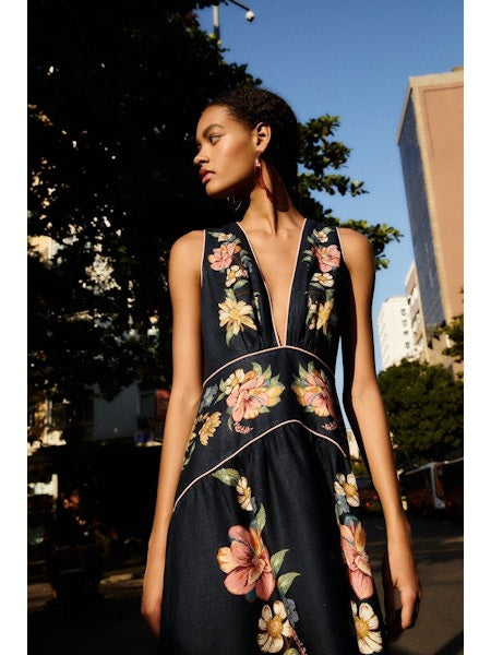 Kleid Farm Rio MAIRA FLORAL DARK BLUE MIDI DRESS. Langes Kleid aus Baumwolle mit Blumenprint in blau und rosa. Das Kleid hat lange Ärmel aund einen tiefen V-Ausschnitt. Der Saum ist wellig abegerundet. 