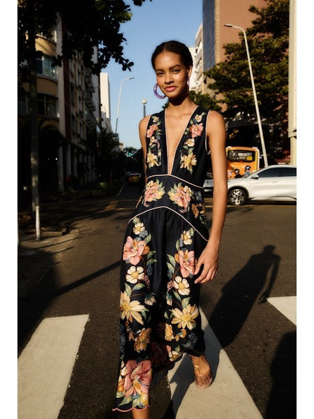 Kleid Farm Rio MAIRA FLORAL DARK BLUE MIDI DRESS. Langes Kleid aus Baumwolle mit Blumenprint in blau und rosa. Das Kleid hat lange Ärmel aund einen tiefen V-Ausschnitt. Der Saum ist wellig abegerundet. 