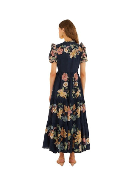 Kleid von Farm Rio in lang mit Rueschen und Volants. Das Kleid ist blau mit bunten Blumen und halbem Aermel. 