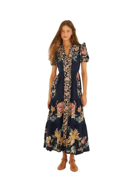 Kleid von Farm Rio in lang mit Rueschen und Volants. Das Kleid ist blau mit bunten Blumen und halbem Aermel. 