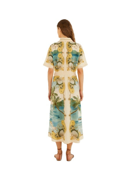 Kleid von Farm Rio ROYAL SEA MULTICOLOR MIDI DRESS aus Leinenmischung. Mittellanges Kleid mit Knopfleiste und Gummizug hinten. Halbe Ärmeln mit Crochetdetails und Schleife vorne. 
