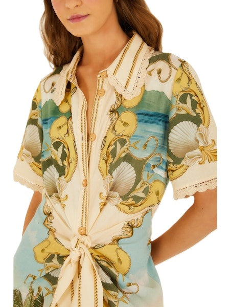 Kleid von Farm Rio ROYAL SEA MULTICOLOR MIDI DRESS aus Leinenmischung. Mittellanges Kleid mit Knopfleiste und Gummizug hinten. Halbe Ärmeln mit Crochetdetails und Schleife vorne. 