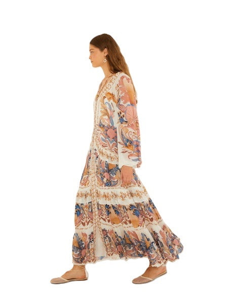 Kleid von Farm Rio SEA GARDEN OFF WHITE BRAID DETAILS. Das Kleid ist lang und hat ein zartes Blumenmuster mit Volants und Knopfleiste und Rüschen. Gepflochtene Bindedetails. 