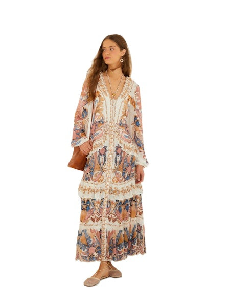 Kleid von Farm Rio SEA GARDEN OFF WHITE BRAID DETAILS. Das Kleid ist lang und hat ein zartes Blumenmuster mit Volants und Knopfleiste und Rüschen. Gepflochtene Bindedetails. 