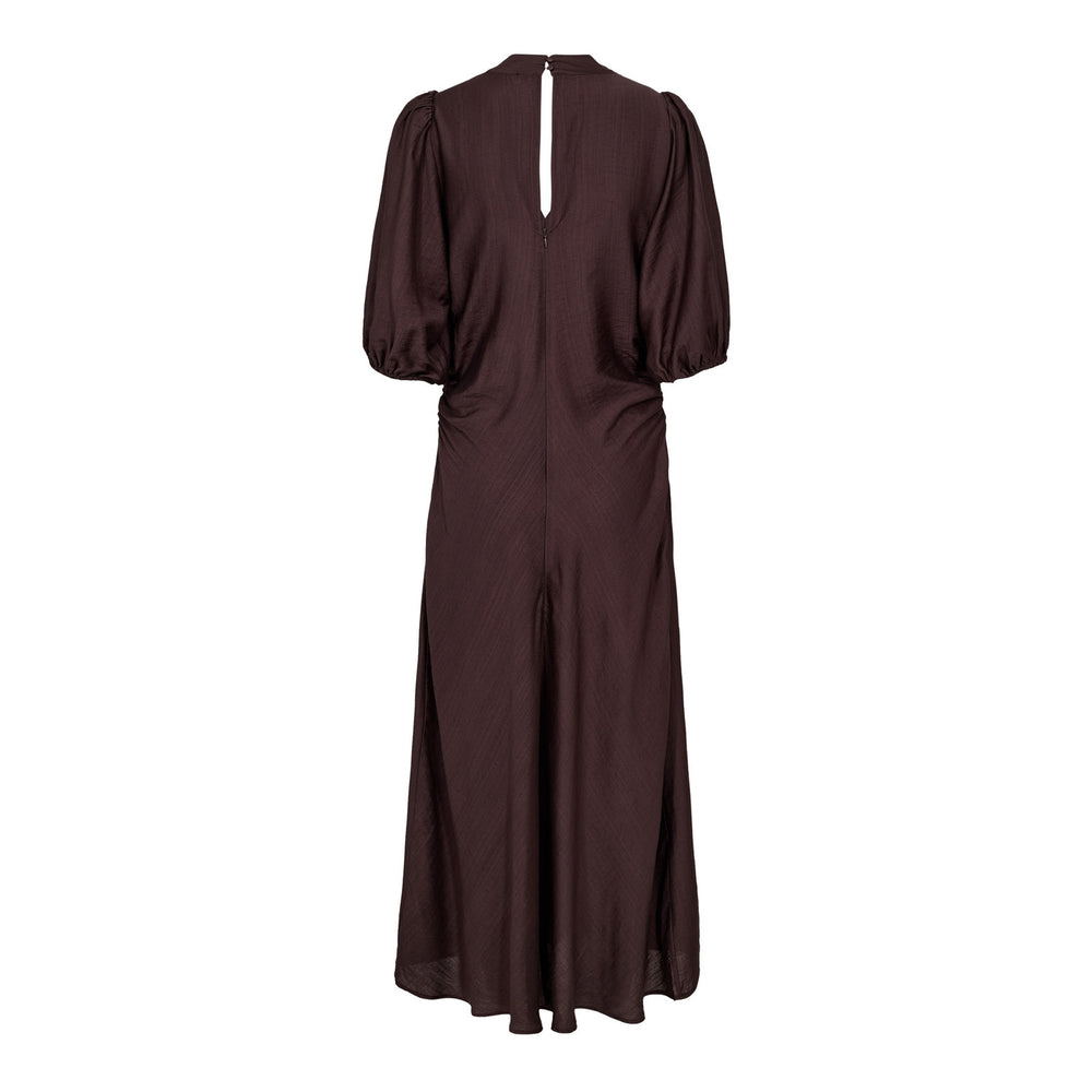 Kleid Co'Couture HeraCC SS Puff Dress. Schönes Sommerkleid in braun mit V-Ausschnitt und Puffärmeln. Das Kleid hat schöne Raffungen in der Taille und vorne und hinten einen Ausschnitt. Das Kleid ist mittellang und leicht ausgestellt. 