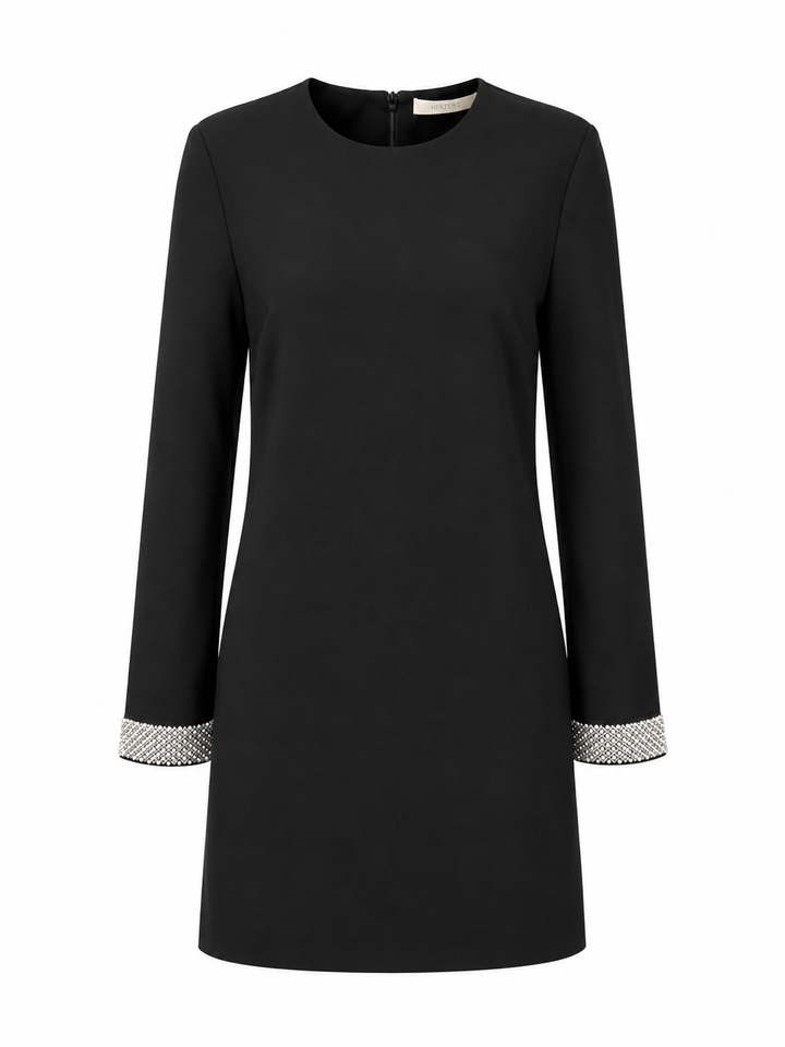 Ein schwarzes Midi Kleid mit Perlenmanschetten. Es hat einen Rundhalsausschnitt und einen Reißverschluss am Rücken.