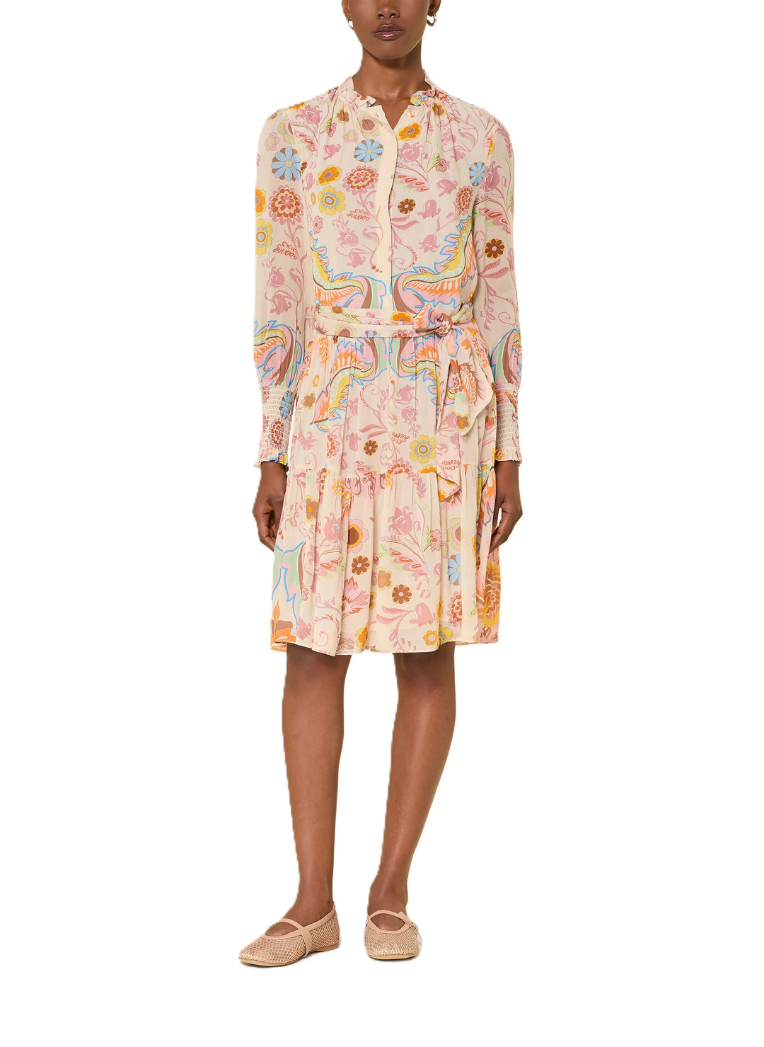 Kleid von Herzens mit Blumenmuster in Midilänge. Schönes Sommerkleid mit Gürtel und Stehkragen und halber Knopfleiste. 