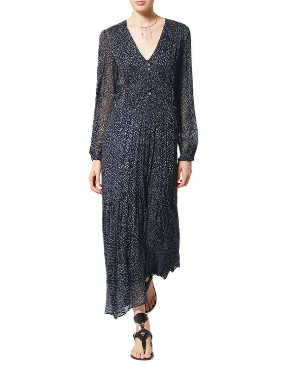 Kleid Isabel Marant BRIANE in blau weiß. Dieses Kleid aus bedrucktem Musselin verbindet romantische Leichtigkeit mit raffinierten Details. Ein eleganter V-Ausschnitt mit schmaler Knopfleiste, lange Puffärmel und ein transparenter Einsatz mit Smokdetails setzen feminine Akzente. Die Taille lässt sich über seitliche Bindebänder individuell anpassen.