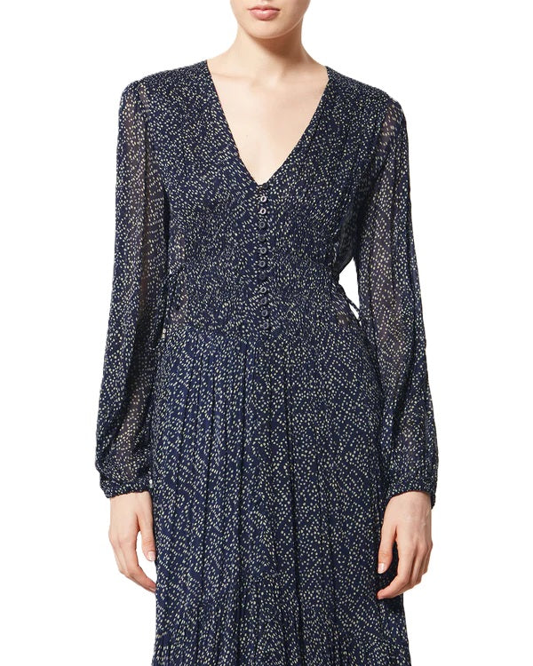 Kleid Isabel Marant BRIANE in blau weiß. Dieses Kleid aus bedrucktem Musselin verbindet romantische Leichtigkeit mit raffinierten Details. Ein eleganter V-Ausschnitt mit schmaler Knopfleiste, lange Puffärmel und ein transparenter Einsatz mit Smokdetails setzen feminine Akzente. Die Taille lässt sich über seitliche Bindebänder individuell anpassen.