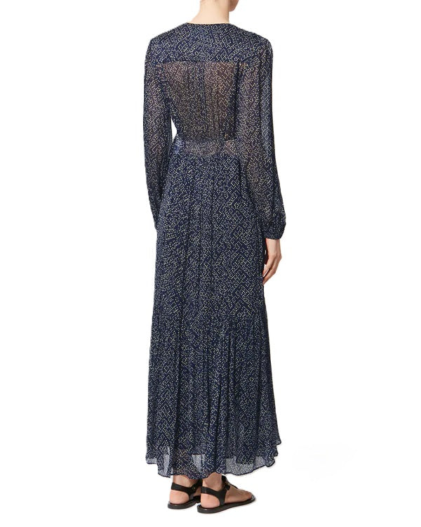 Kleid Isabel Marant BRIANE in blau weiß. Dieses Kleid aus bedrucktem Musselin verbindet romantische Leichtigkeit mit raffinierten Details. Ein eleganter V-Ausschnitt mit schmaler Knopfleiste, lange Puffärmel und ein transparenter Einsatz mit Smokdetails setzen feminine Akzente. Die Taille lässt sich über seitliche Bindebänder individuell anpassen.