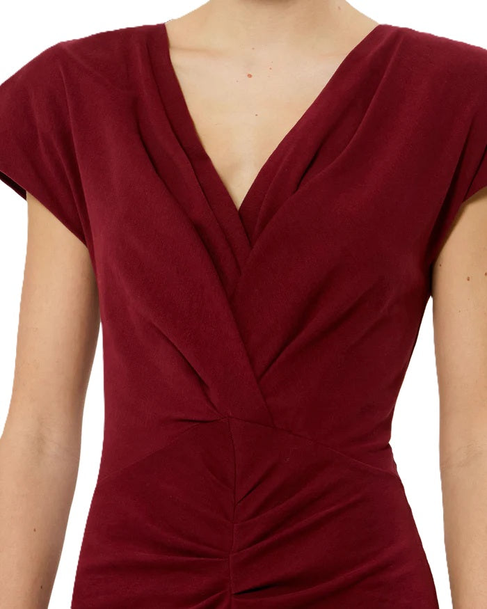 Kleid Isabel Marant Nadra Dress in rot/burgundy. Langes Kleid mit V-Ausschnitt und überschnittenen Ärmeln mit offenen Schnittkanten. Ebenfalls verfügt es über abnehmbare Schulterpolster. Das Kleid hat vorteilhafte Raffungen in der Taille und ist körpernah geschnitten. Das Kleid ist mittellang und besteht aus einem Shirtstoff.