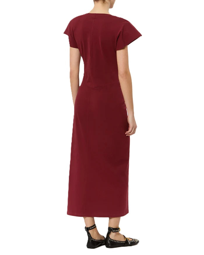Kleid Isabel Marant Nadra Dress in rot/burgundy. Langes Kleid mit V-Ausschnitt und überschnittenen Ärmeln mit offenen Schnittkanten. Ebenfalls verfügt es über abnehmbare Schulterpolster. Das Kleid hat vorteilhafte Raffungen in der Taille und ist körpernah geschnitten. Das Kleid ist mittellang und besteht aus einem Shirtstoff.