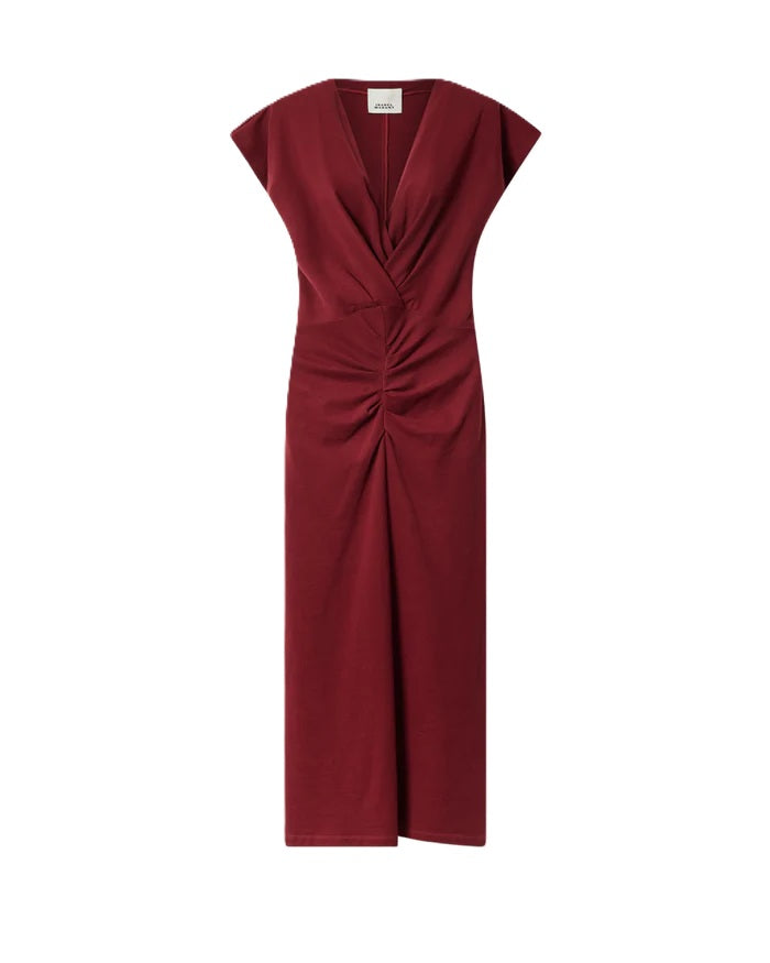 Kleid Isabel Marant Nadra Dress in rot/burgundy. Langes Kleid mit V-Ausschnitt und überschnittenen Ärmeln mit offenen Schnittkanten. Ebenfalls verfügt es über abnehmbare Schulterpolster. Das Kleid hat vorteilhafte Raffungen in der Taille und ist körpernah geschnitten. Das Kleid ist mittellang und besteht aus einem Shirtstoff.