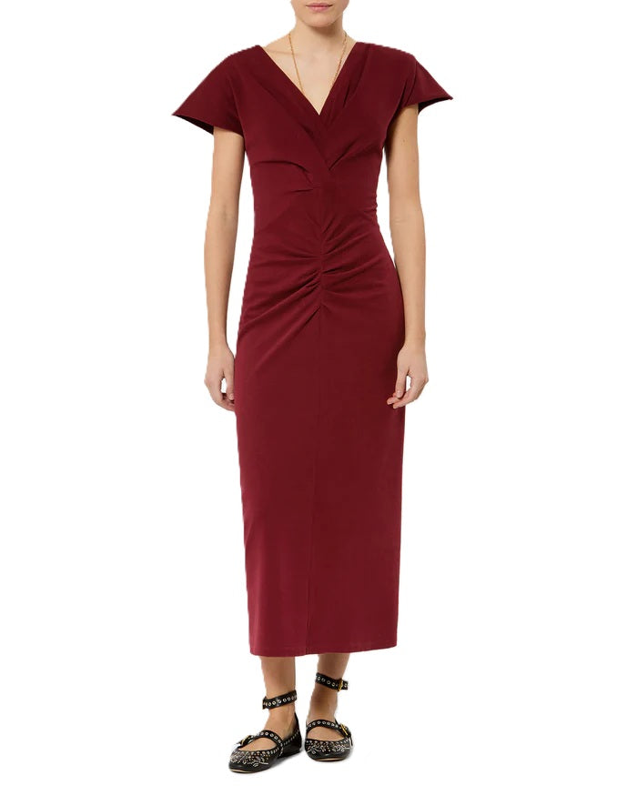 Kleid Isabel Marant Nadra Dress in rot/burgundy. Langes Kleid mit V-Ausschnitt und überschnittenen Ärmeln mit offenen Schnittkanten. Ebenfalls verfügt es über abnehmbare Schulterpolster. Das Kleid hat vorteilhafte Raffungen in der Taille und ist körpernah geschnitten. Das Kleid ist mittellang und besteht aus einem Shirtstoff.