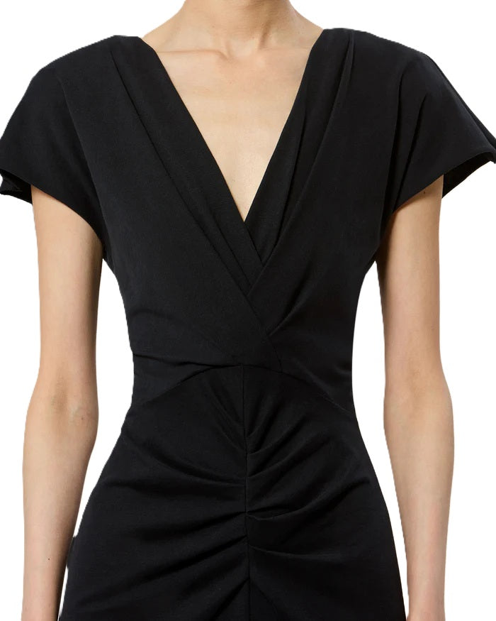 Kleid Isabel Marant Nadra Dress in schwarz. Langes Kleid mit V-Ausschnitt und überschnittenen Ärmeln mit offenen Schnittkanten. Ebenfalls verfügt es über abnehmbare Schulterpolster. Das Kleid hat vorteilhafte Raffungen in der Taille und ist körpernah geschnitten. Das Kleid ist mittellang und besteht aus einem Shirtstoff.