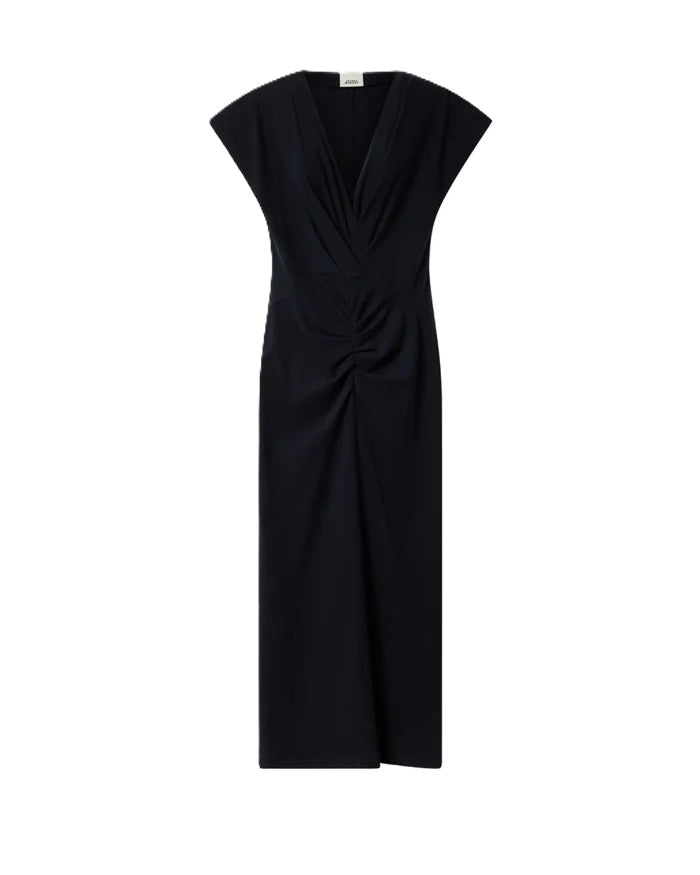 Kleid Isabel Marant Nadra Dress in schwarz. Langes Kleid mit V-Ausschnitt und überschnittenen Ärmeln mit offenen Schnittkanten. Ebenfalls verfügt es über abnehmbare Schulterpolster. Das Kleid hat vorteilhafte Raffungen in der Taille und ist körpernah geschnitten. Das Kleid ist mittellang und besteht aus einem Shirtstoff.