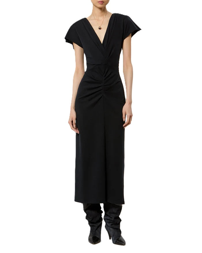 Kleid Isabel Marant Nadra Dress in schwarz. Langes Kleid mit V-Ausschnitt und überschnittenen Ärmeln mit offenen Schnittkanten. Ebenfalls verfügt es über abnehmbare Schulterpolster. Das Kleid hat vorteilhafte Raffungen in der Taille und ist körpernah geschnitten. Das Kleid ist mittellang und besteht aus einem Shirtstoff.